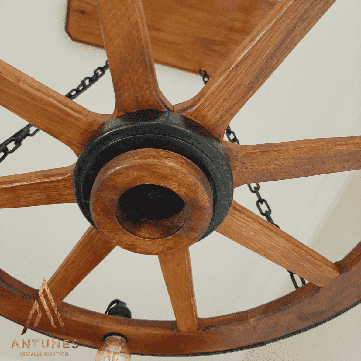 Lustre Rústico Roda de Carroça 60cm Madeira Maciça 4 Lâmpadas Bivolt Teto Retro Antunes ( não acompanha lampadas ) - Imagem 18