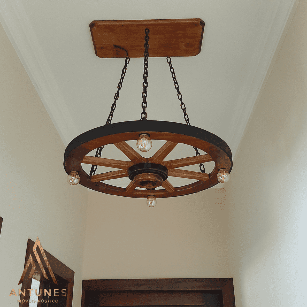 Lustre Rústico Roda de Carroça 60cm Madeira Maciça 4 Lâmpadas Bivolt Teto Retro Antunes ( não acompanha lampadas ) - Imagem 15