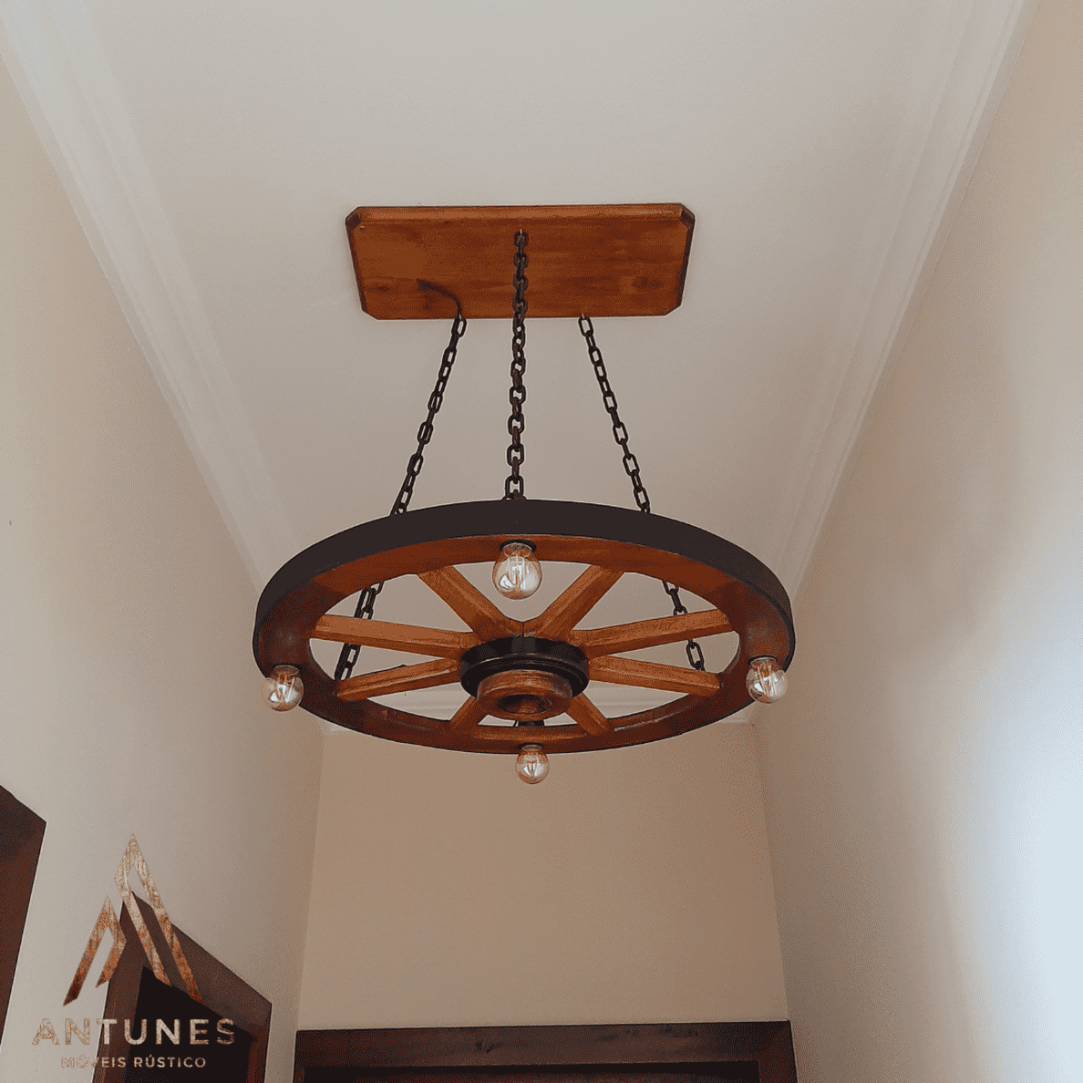 Lustre Rústico Roda de Carroça 60cm Madeira Maciça 4 Lâmpadas Bivolt Teto Retro Antunes ( não acompanha lampadas ) - Imagem 11