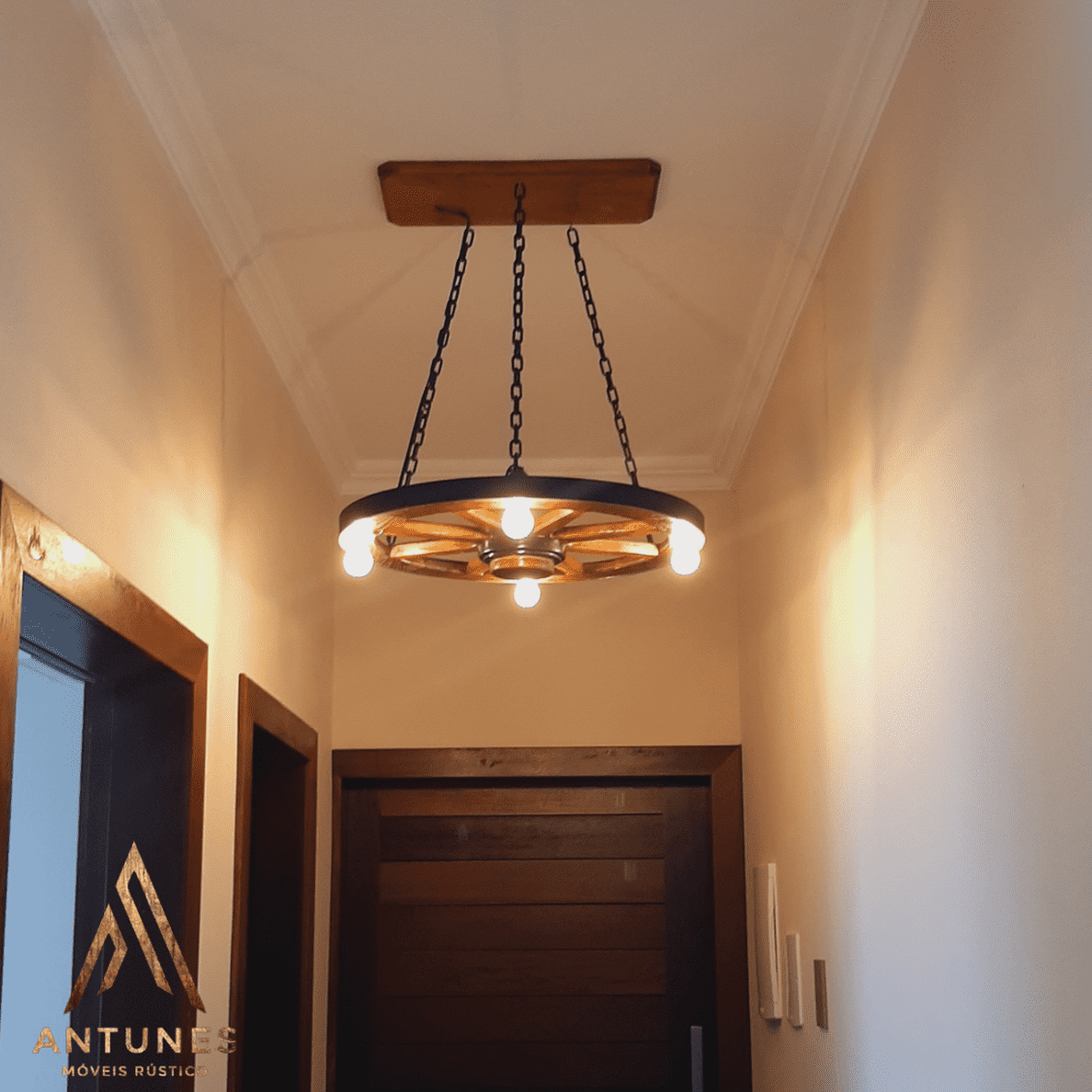 Lustre Rústico Roda de Carroça 60cm Madeira Maciça 4 Lâmpadas Bivolt Teto Retro Antunes ( não acompanha lampadas ) - Imagem 12