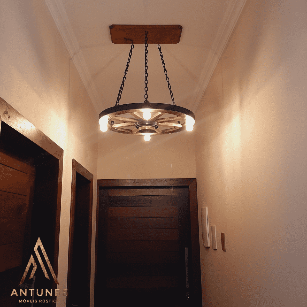 Lustre Rústico Roda de Carroça 60cm Madeira Maciça 4 Lâmpadas Bivolt Teto Retro Antunes ( não acompanha lampadas ) - Imagem 7