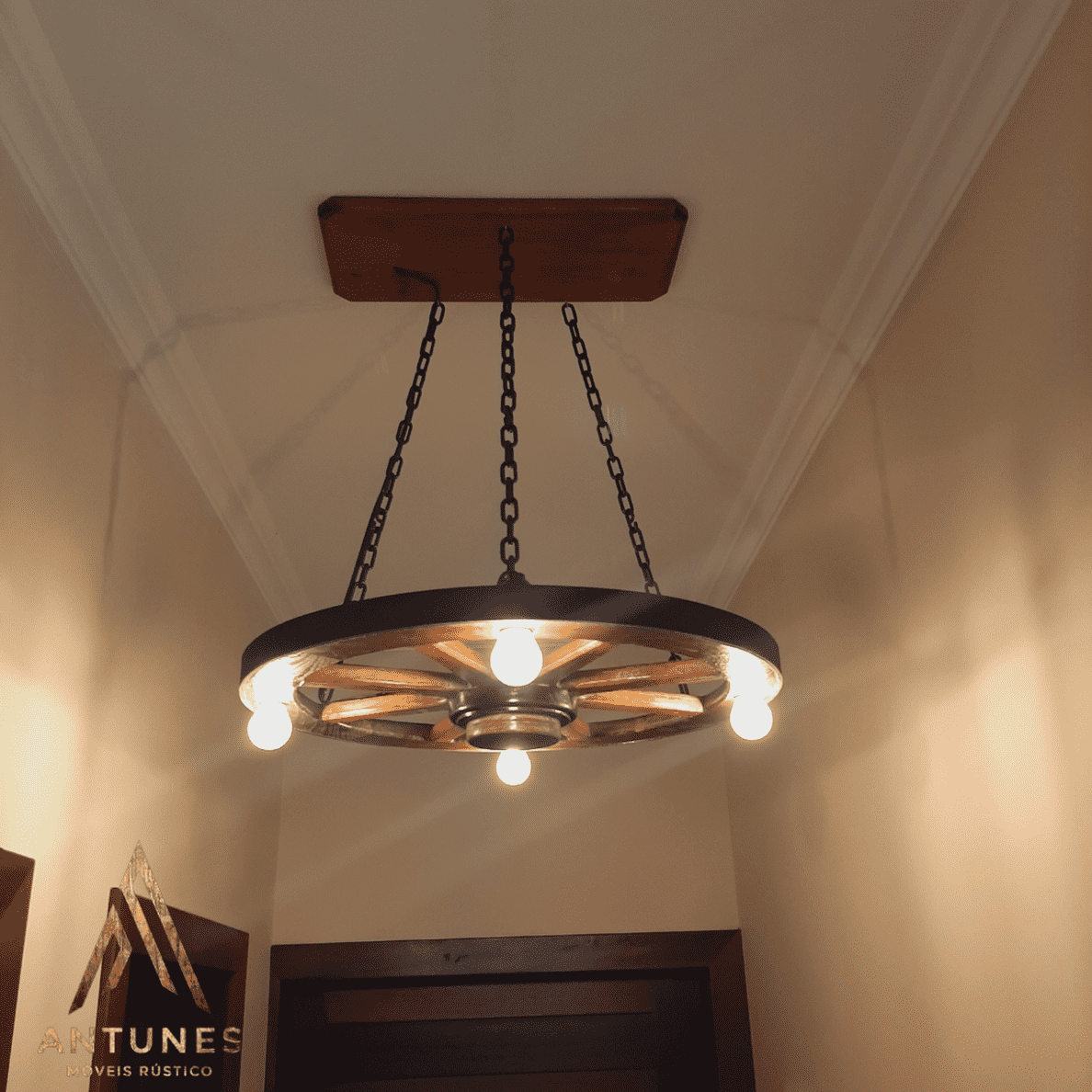 Lustre Rústico Roda de Carroça 60cm Madeira Maciça 4 Lâmpadas Bivolt Teto Retro Antunes ( não acompanha lampadas ) - Imagem 8