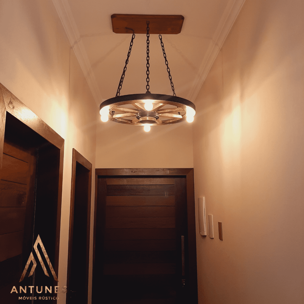 Lustre Rústico Roda de Carroça 60cm Madeira Maciça 4 Lâmpadas Bivolt Teto Retro Antunes ( não acompanha lampadas ) - Imagem 5