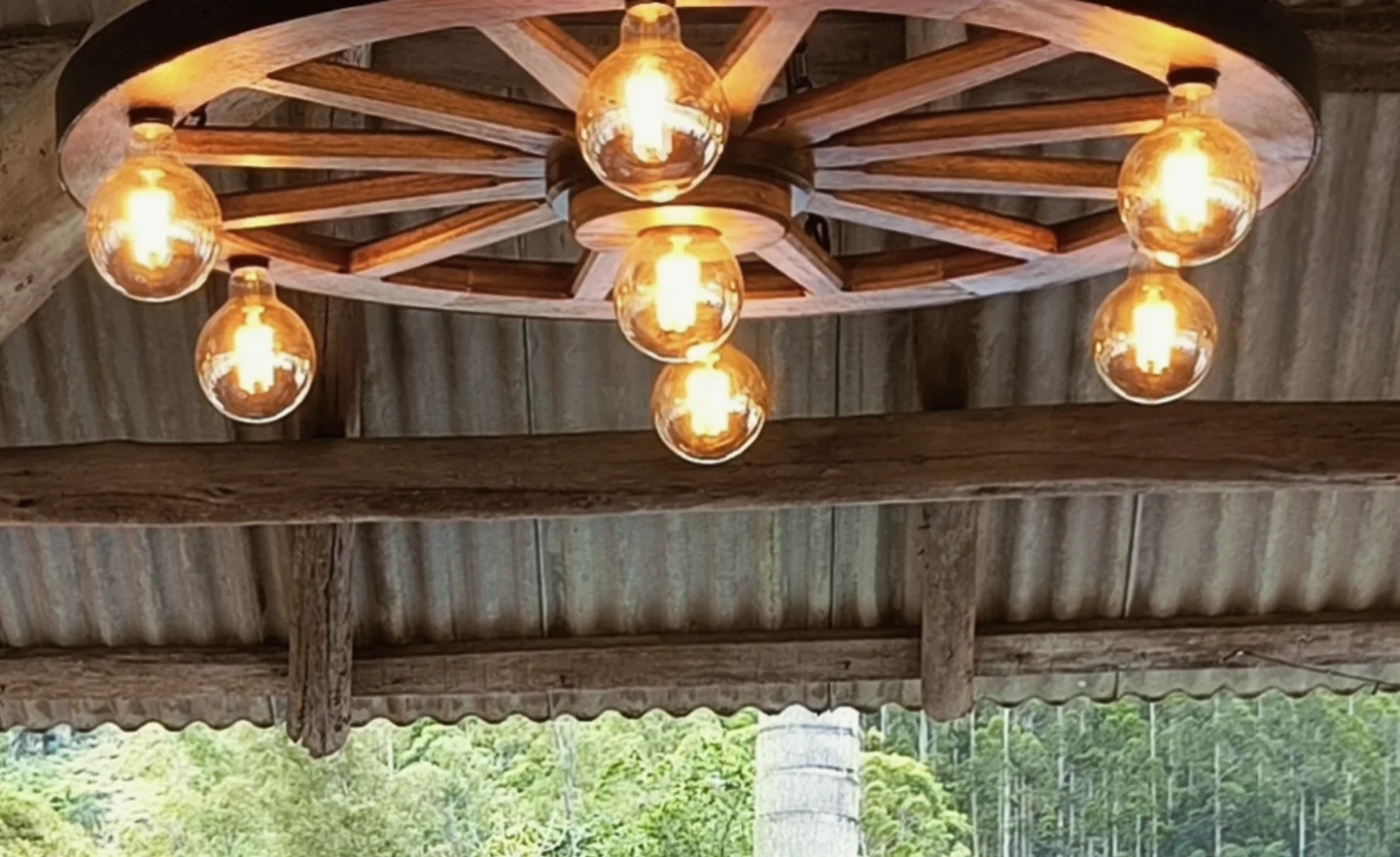 Lustre Rústico Gigante 90cm 7 Bocais Roda de Carroça Madeira Maciça Retrô Artesanal – Antunes (não acompanha lampadas) - Imagem 17