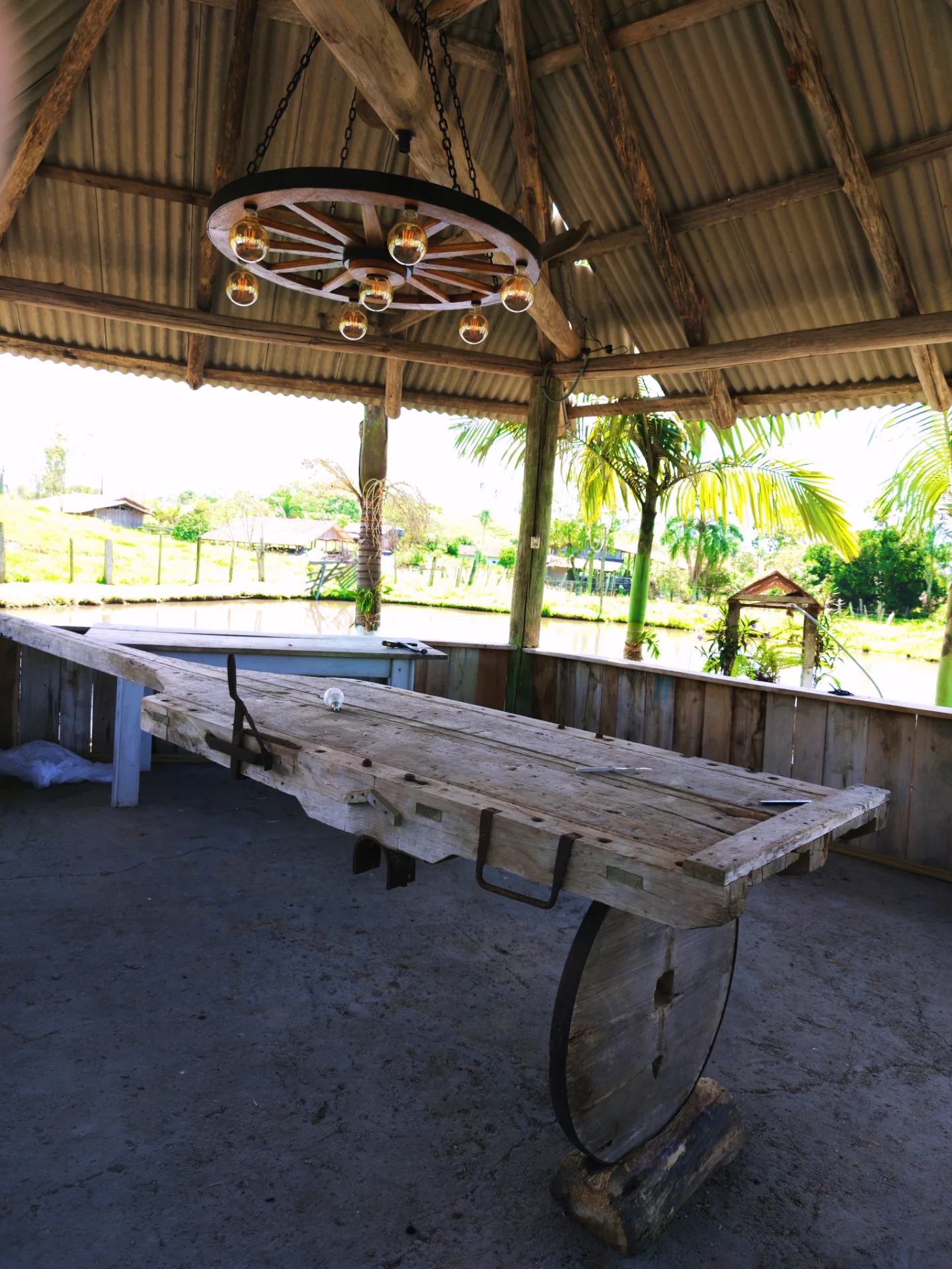 Lustre Rústico Gigante 90cm 7 Bocais Roda de Carroça Madeira Maciça Retrô Artesanal – Antunes (não acompanha lampadas) - Imagem 13