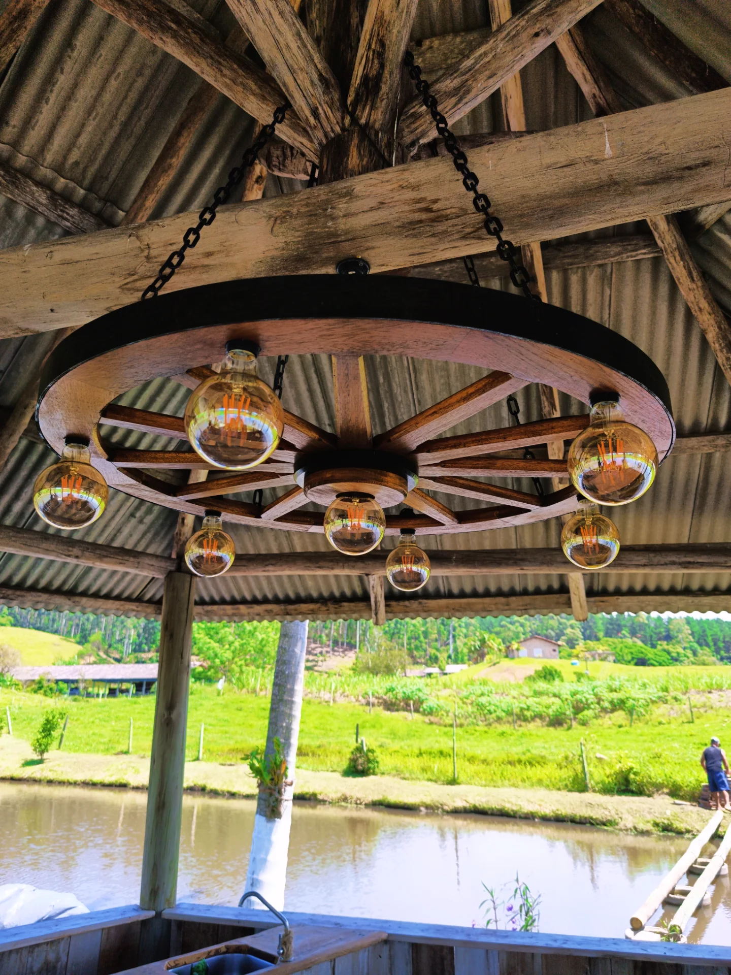 Lustre Rústico Gigante 90cm 7 Bocais Roda de Carroça Madeira Maciça Retrô Artesanal – Antunes (não acompanha lampadas) - Imagem 14