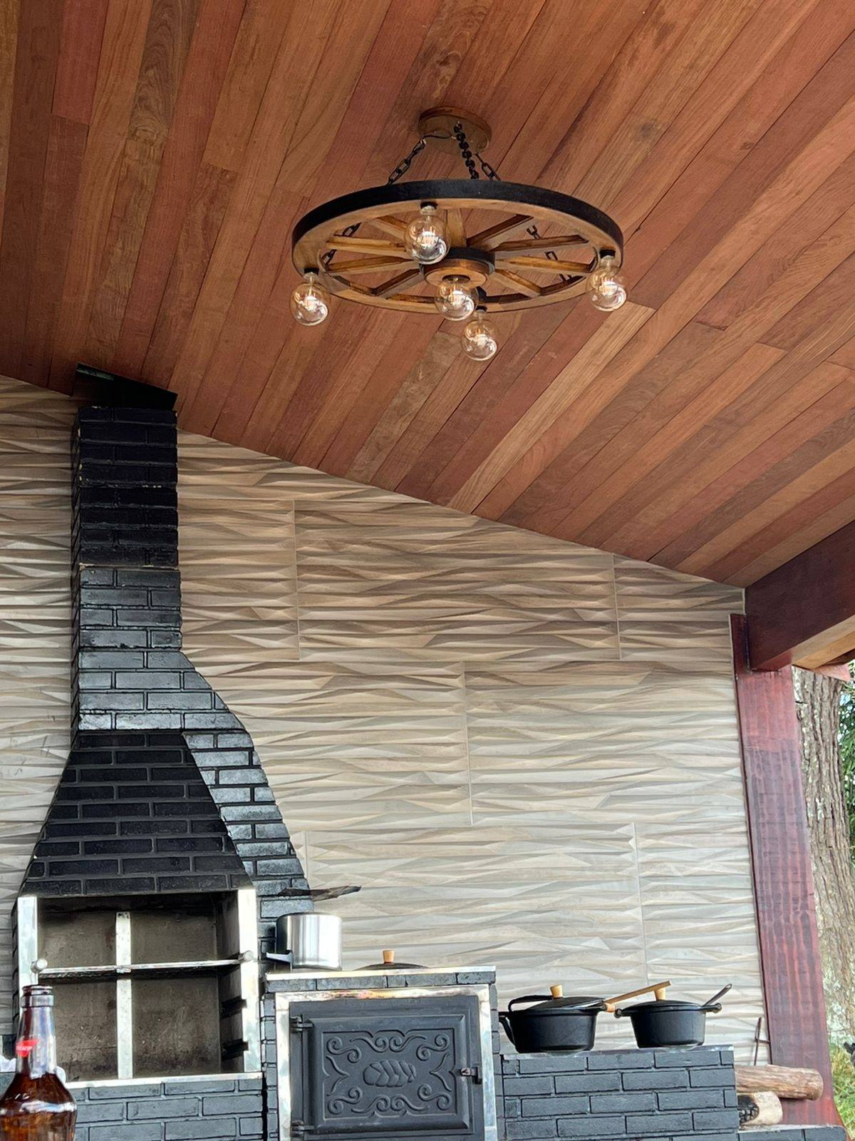 Lustre Rústico Roda de Carroça 70cm 5 Lâmpadas Madeira Maciça Retrô Artesanal – Antunes (não acompanha lampadas) - Imagem 2