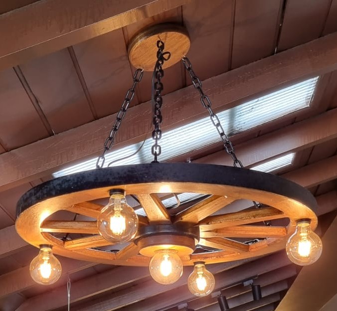 Lustre Rústico Roda de Carroça 70cm 5 Lâmpadas Madeira Maciça Retrô Artesanal – Antunes (não acompanha lampadas) - Imagem 5