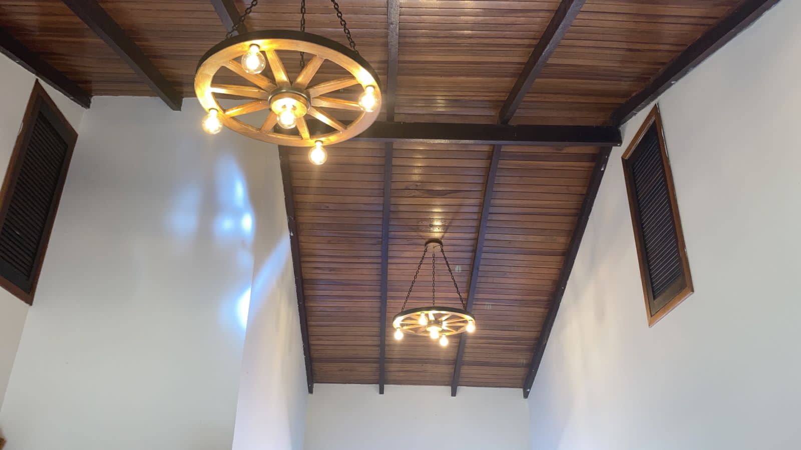 Lustre Rústico Roda de Carroça 70cm 5 Lâmpadas Madeira Maciça Retrô Artesanal – Antunes (não acompanha lampadas) - Imagem 11