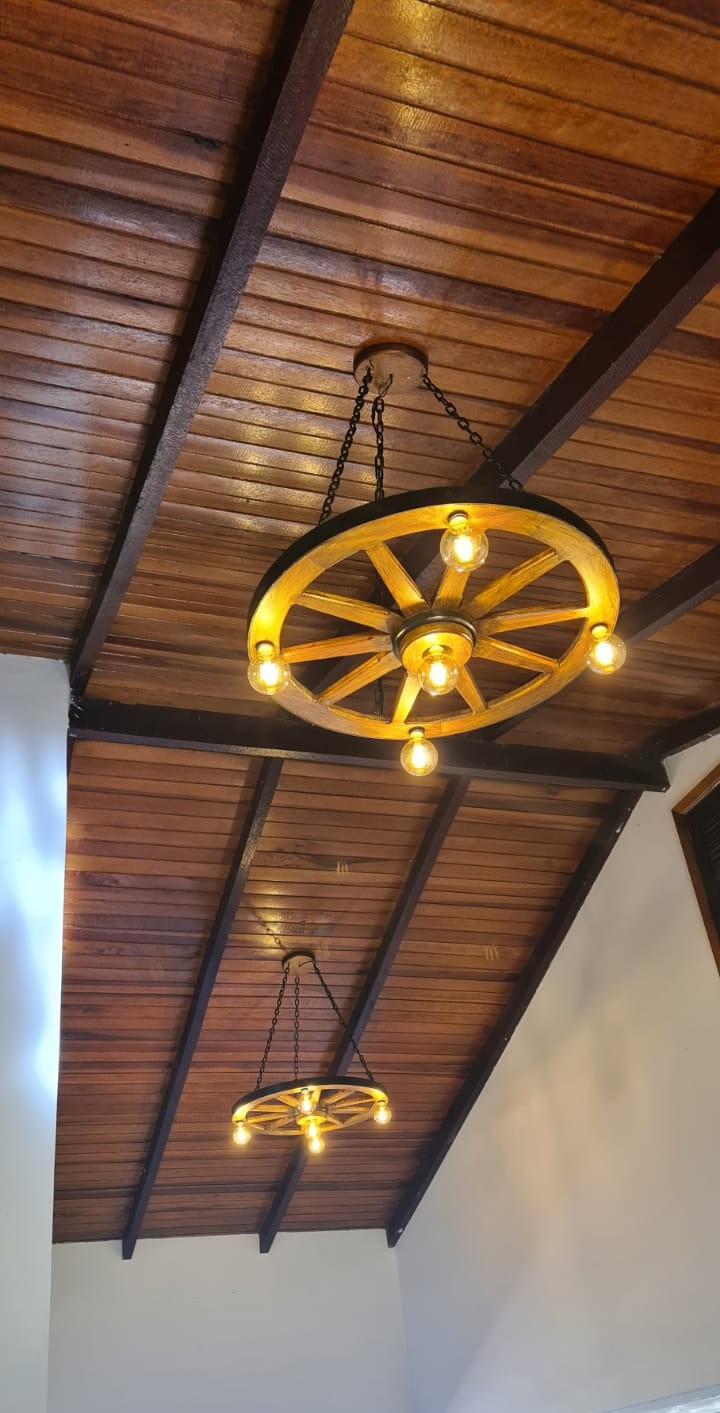 Lustre Rústico Roda de Carroça 70cm 5 Lâmpadas Madeira Maciça Retrô Artesanal – Antunes (não acompanha lampadas) - Imagem 3