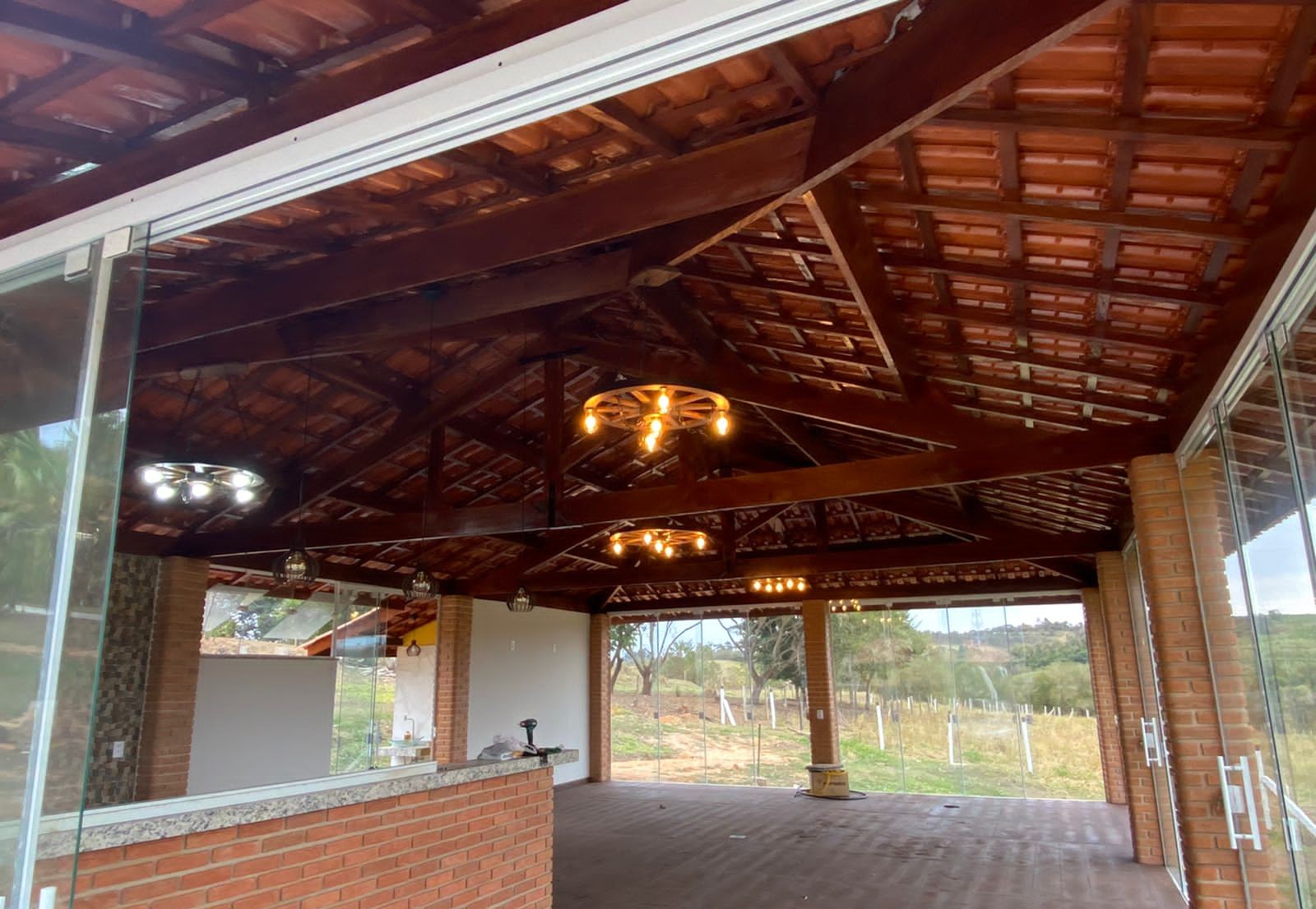 Lustre Rústico Gigante 90cm 7 Bocais Roda de Carroça Madeira Maciça Retrô Artesanal – Antunes (não acompanha lampadas) - Imagem 15