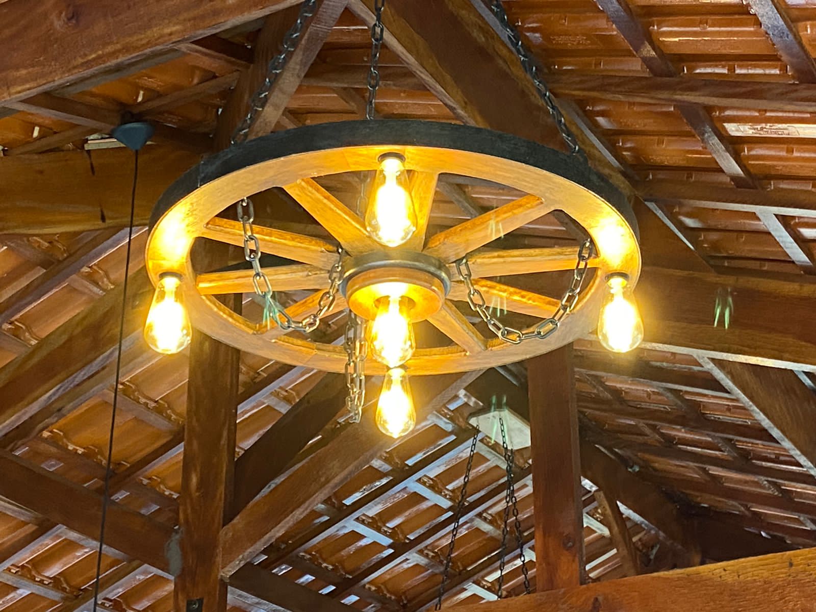 Lustre Gigante Rústico 90cm 5 Bocal Madeira Maciça Retrô Artesanal – Antunes (não acompanha lampadas) - Imagem 5