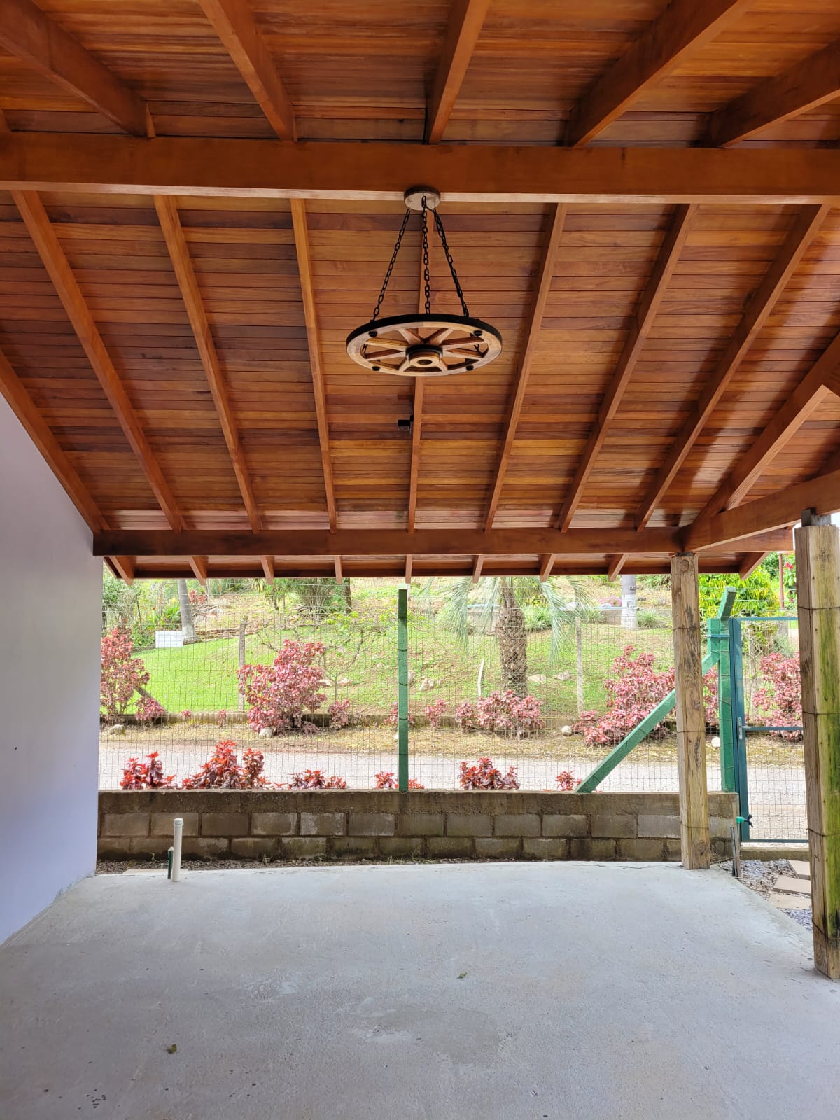 Lustre Rústico Roda de Carroça 60cm Madeira Maciça 4 Lâmpadas Bivolt Teto Retro Antunes ( não acompanha lampadas ) - Imagem 4