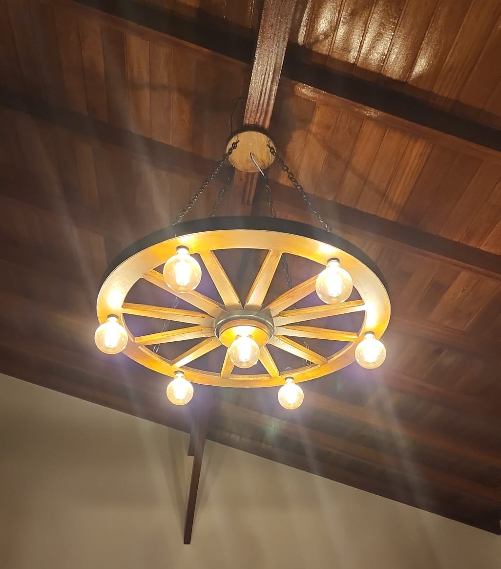 Lustre Rústico Gigante 90cm 7 Bocais Roda de Carroça Madeira Maciça Retrô Artesanal – Antunes (não acompanha lampadas) - Imagem 9