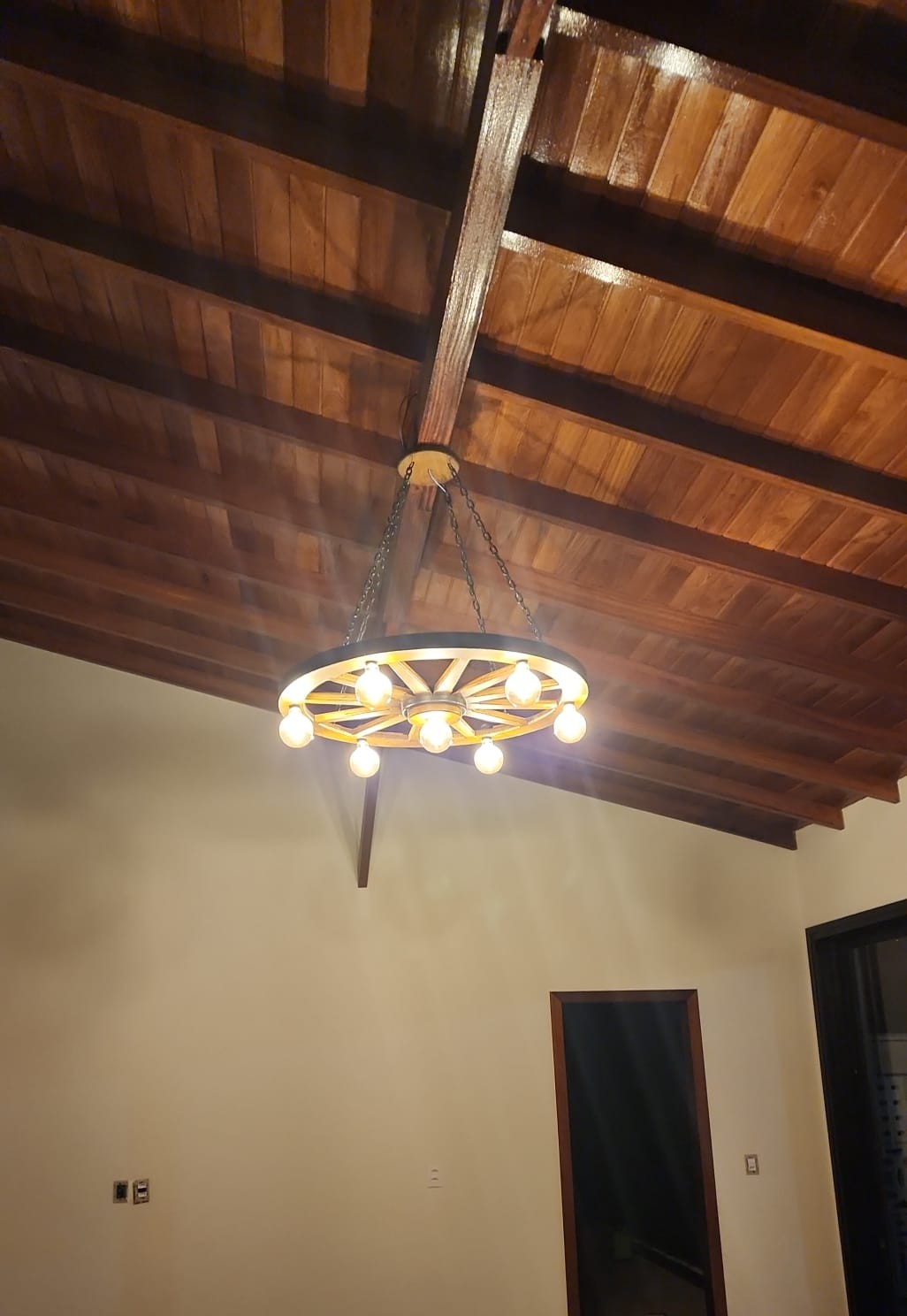 Lustre Rústico Gigante 90cm 7 Bocais Roda de Carroça Madeira Maciça Retrô Artesanal – Antunes (não acompanha lampadas) - Imagem 5