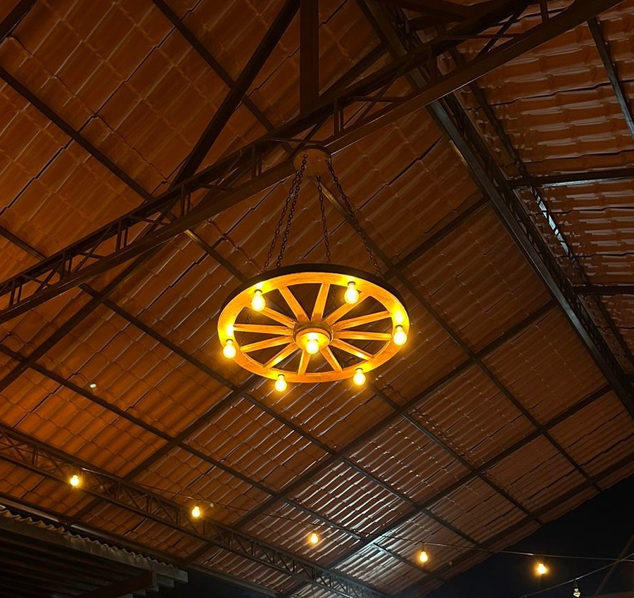 Lustre Rústico Gigante 90cm 7 Bocais Roda de Carroça Madeira Maciça Retrô Artesanal – Antunes (não acompanha lampadas) - Imagem 4