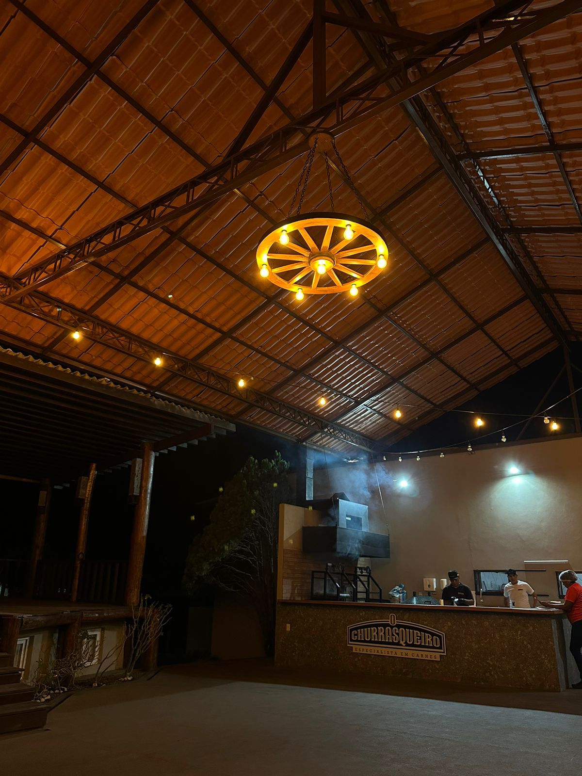 Lustre Rústico Gigante 90cm 7 Bocais Roda de Carroça Madeira Maciça Retrô Artesanal – Antunes (não acompanha lampadas) - Imagem 7