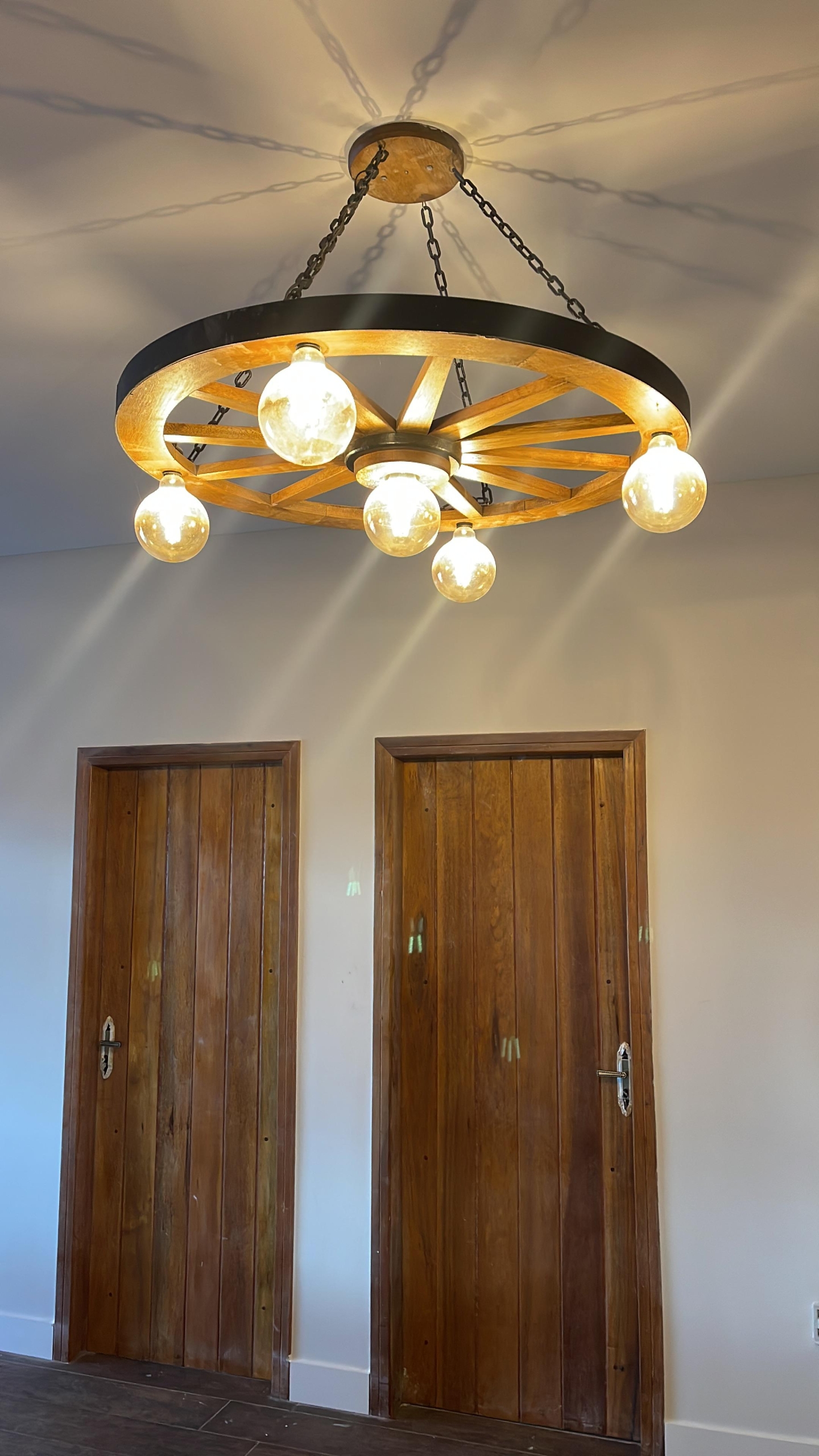 Lustre Rústico Roda de Carroça 70cm 5 Lâmpadas Madeira Maciça Retrô Artesanal – Antunes (não acompanha lampadas) - Imagem 16