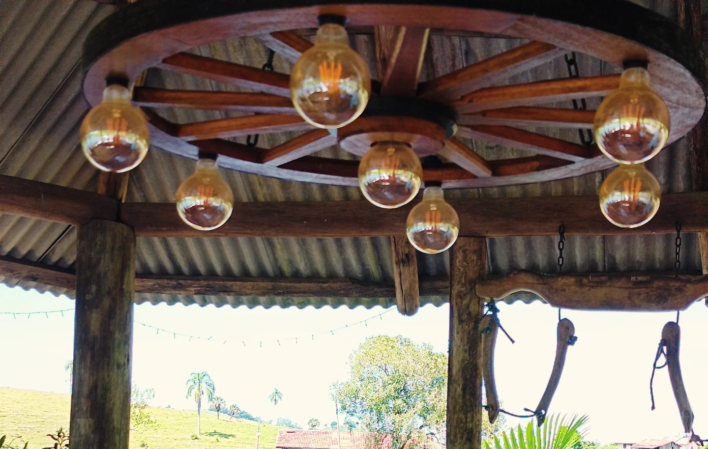 Lustre Rústico Gigante 90cm 7 Bocais Roda de Carroça Madeira Maciça Retrô Artesanal – Antunes (não acompanha lampadas) - Imagem 16