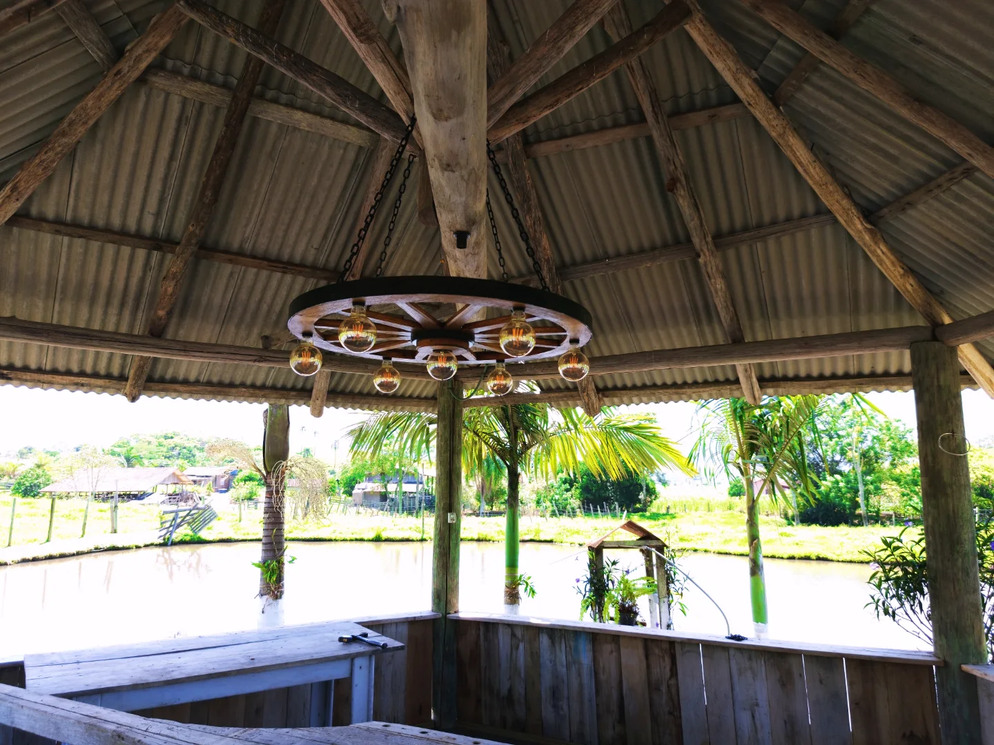 Lustre Rústico Gigante 90cm 7 Bocais Roda de Carroça Madeira Maciça Retrô Artesanal – Antunes (não acompanha lampadas) - Imagem 12