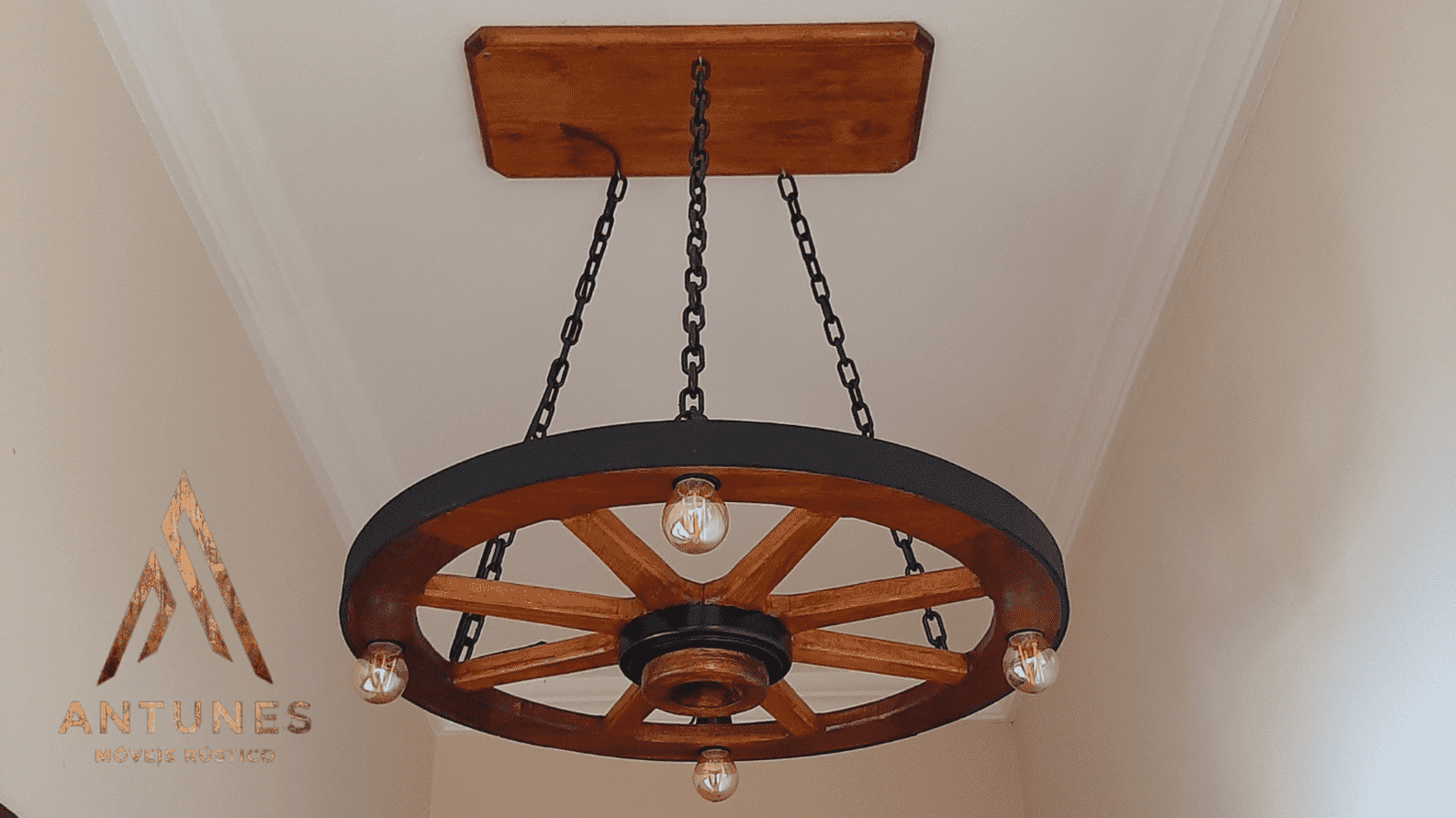 Lustre Rústico Roda de Carroça 60cm Madeira Maciça 4 Lâmpadas Bivolt Teto Retro Antunes ( não acompanha lampadas ) - Imagem 6